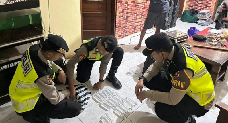 Polisi amankan barang bukti puluhan plastik Ciu ( Foto/Dok Humaspolres)