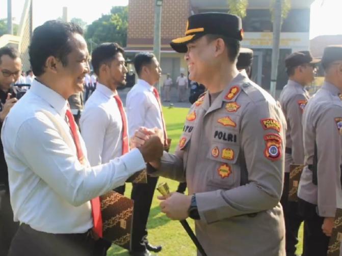 PS Kaur Identifikasi polres Bantul Aiptu Purwanto menerima penghargaan yang di serahkan secara langsung oleh Kapolres Bantul (Foto/Dok.Humaspolres)