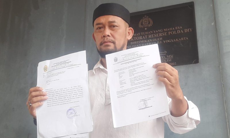 Ustadz Abdurahman memperlihatkan dokumen dugaan pelanggaran Administrasi yang dilakukan GMS Bantul (Foto/Dok.Lensanusa)