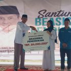 Wakil Bupati Bantul secara simbolis menyerahkan bantuan beasiswa dari lembaga Amil Zakat Nurul Hayat kepada perwakilan anak yatim. (Foto/Ket.Mencoyulianto)