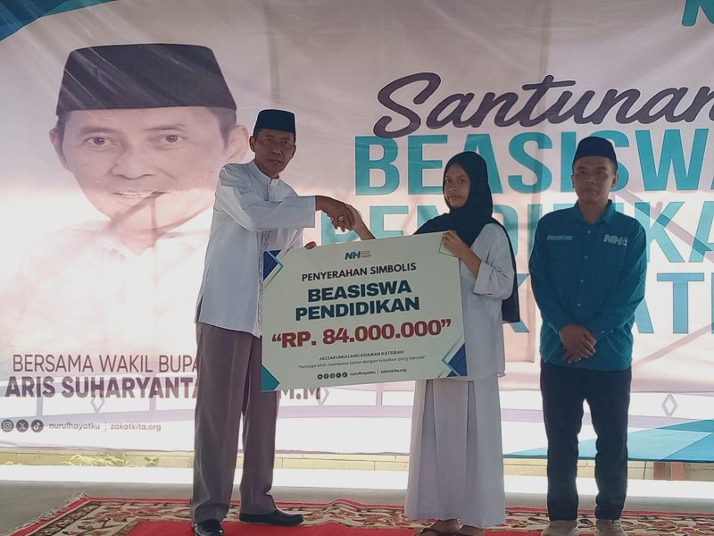 Wakil Bupati Bantul secara simbolis menyerahkan bantuan beasiswa dari lembaga Amil Zakat Nurul Hayat kepada perwakilan anak yatim. (Foto/Ket.Mencoyulianto)