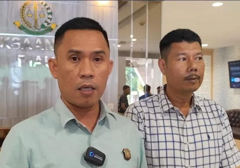 Kasipenkum Kejati Riau, Zikrullah, memberikan keterangan resmi kepada awak media mengenai penyidikan lanjutan kasus dugaan korupsi dana PI 10 persen PT SPRH yang merugikan keuangan negara hingga puluhan miliar rupiah.