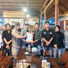 Ketua DPD GWI Riau Bomen didampingi Sekretaris Relas menyerahkan SK kepengurusan DPC GWI Kota Pekanbaru kepada Ketua DPC GWI Kota Pekanbaru Kend Zai, Kamis (20/8/2026). (Foto : LNC)