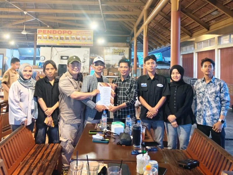 Ketua DPD GWI Riau Bomen didampingi Sekretaris Relas menyerahkan SK kepengurusan DPC GWI Kota Pekanbaru kepada Ketua DPC GWI Kota Pekanbaru Kend Zai, Kamis (20/8/2026). (Foto : LNC)
