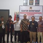 Pengurus DPD GWI Provinsi Riau berfoto bersama Tim Kesbangpol Riau usai pelaksanaan verifikasi faktual keberadaan kantor sekretariat di Rumbai, Pekanbaru. (Foto: Istimewa)