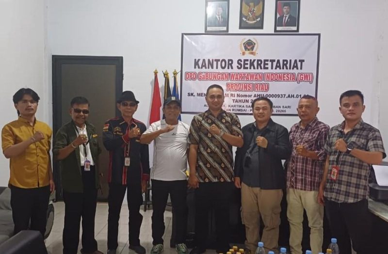 Pengurus DPD GWI Provinsi Riau berfoto bersama Tim Kesbangpol Riau usai pelaksanaan verifikasi faktual keberadaan kantor sekretariat di Rumbai, Pekanbaru. (Foto: Istimewa)